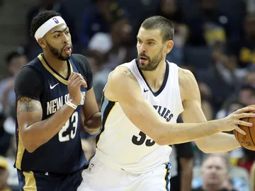Marc Gasol protege el balón ante la defensa de Anthony Davis Marc Gasol protege el balón ante la defensa de Anthony Davis