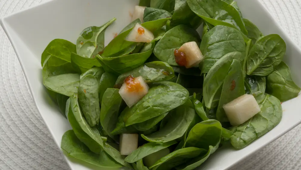 Ensalada de espinacas y membrillo