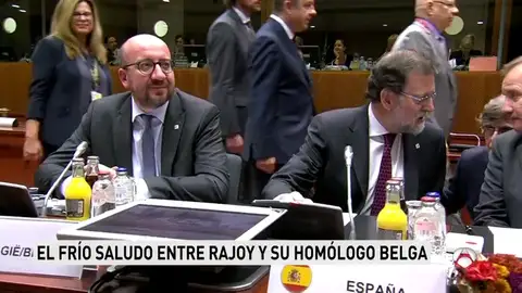 Frío saludo entre Rajoy y el primer ministro belga tras sus palabras condenando la acción policial el 1-O Frío saludo entre Rajoy y el primer ministro belga tras sus palabras condenando la acción policial el 1-O