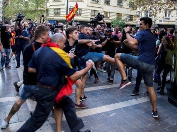 Enfrentamientos entre los asistentes a la tradicional manifestación de entidades de izquierda y nacionalista 