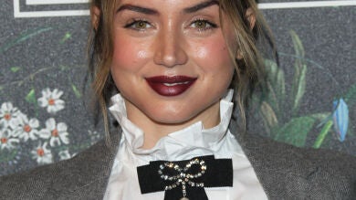 Ana de Armas se pasa con el colorete