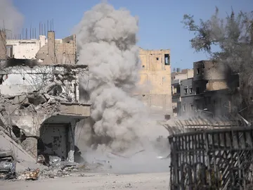 El humo se levanta después de que una mina terrestre explotara mientras los combatientes de las Fuerzas Democráticas Sirias limpian los caminos de Raqqa El humo se levanta después de que una mina terrestre explotara mientras los combatientes de las Fuerzas Democráticas Sirias limpian los caminos de Raqqa