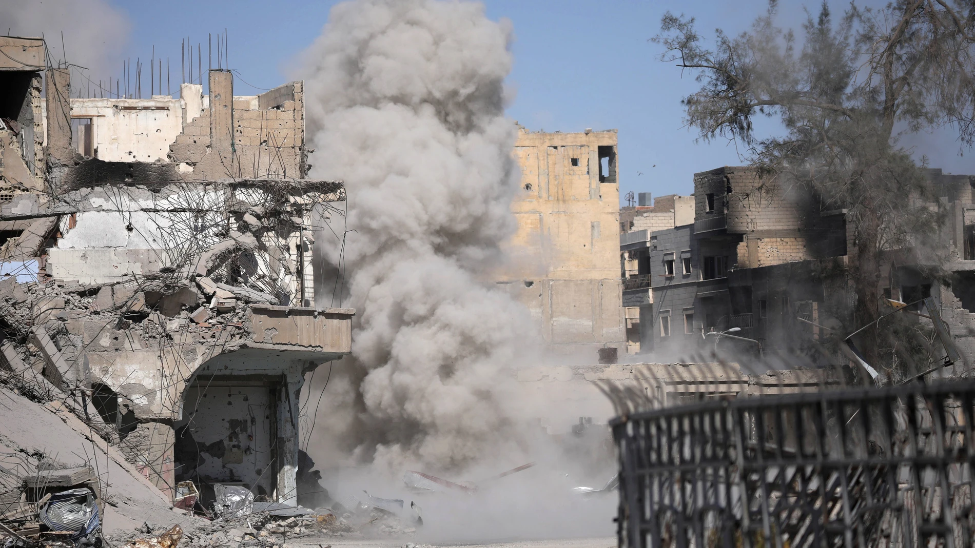 El humo se levanta después de que una mina terrestre explotara mientras los combatientes de las Fuerzas Democráticas Sirias limpian los caminos de Raqqa El humo se levanta después de que una mina terrestre explotara mientras los combatientes de las Fuerzas Democráticas Sirias limpian los caminos de Raqqa
