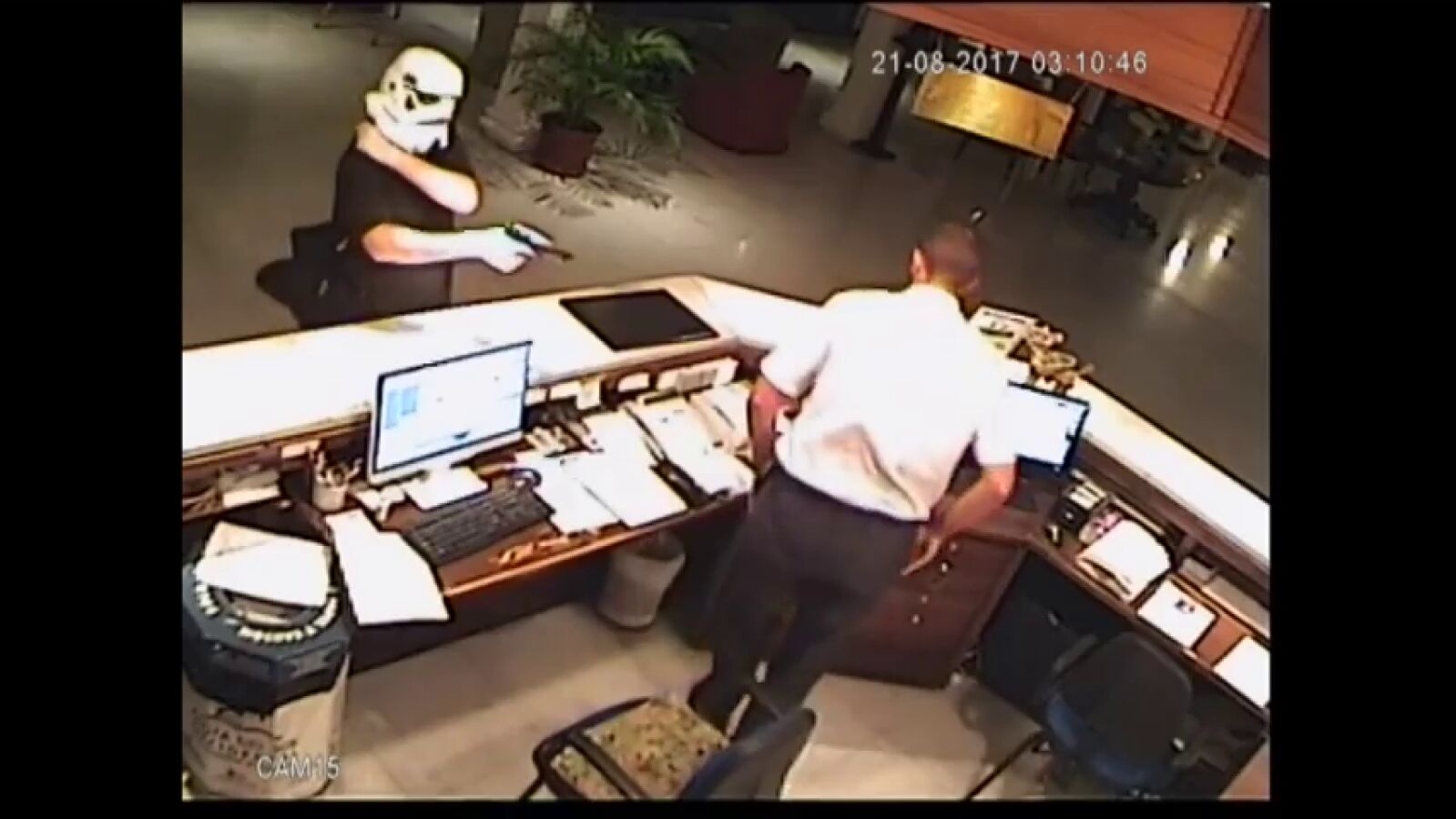 Un hombre disfrazado con una máscara de la Guerra de las Galaxias atraca a punta de pistola al recepcionista de un hotel