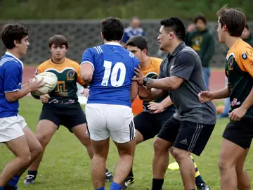 Un integrante de los All Blacks juega un partidillo con escolares asturianos Un integrante de los All Blacks juega un partidillo con escolares asturianos