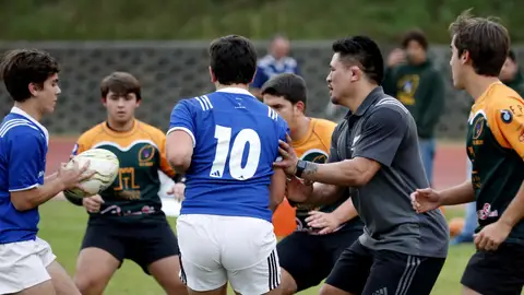 Un integrante de los All Blacks juega un partidillo con escolares asturianos Un integrante de los All Blacks juega un partidillo con escolares asturianos