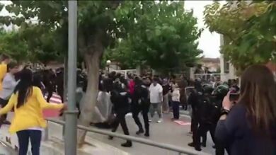 La Guardia Civil detiene a una persona por dar una patada en la cabeza a un agente el 1-O