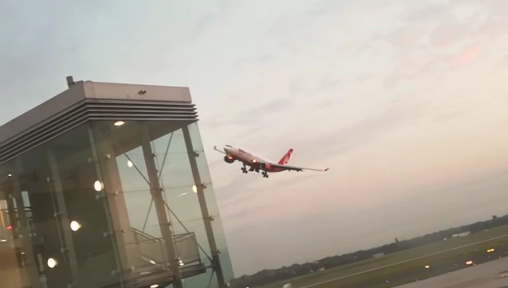 Fotograma del vídeo que capturó el avión haciendo la maniobra
