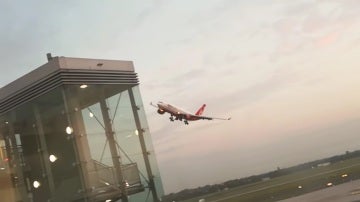 Fotograma del vídeo que capturó el avión haciendo la maniobra