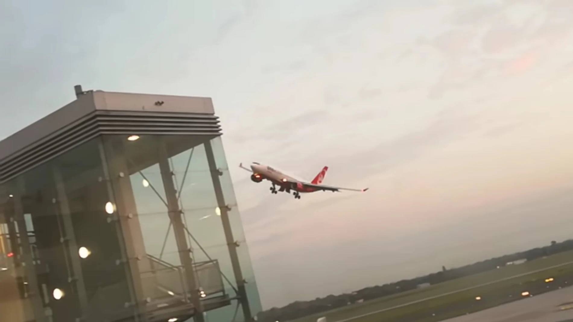 Fotograma del vídeo que capturó el avión haciendo la maniobra Fotograma del vídeo que capturó el avión haciendo la maniobra