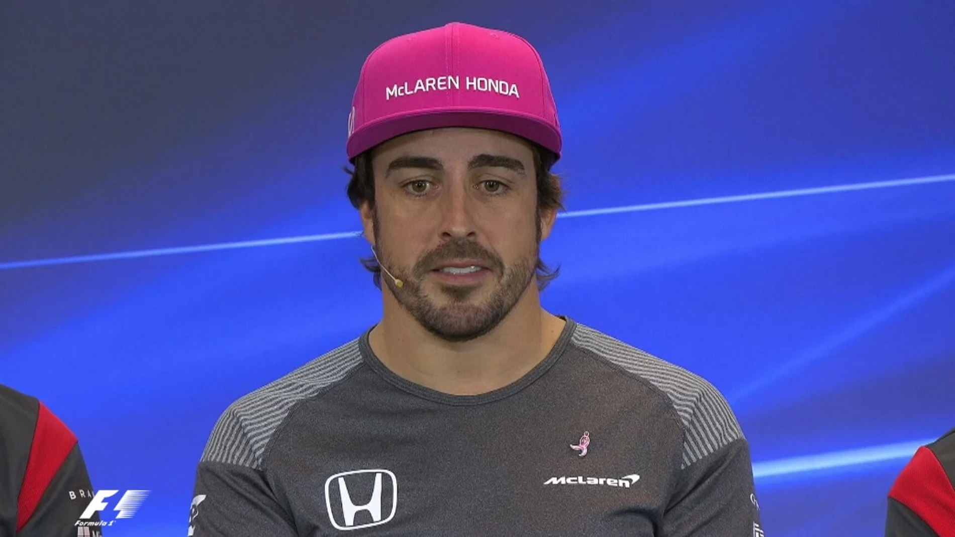 Fernando Alonso, con gorra rosa en la rueda de prensa