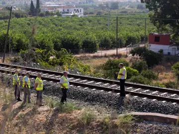 Técnicos de ADIF inspeccionando la zona acotada de la vía férrea donde se localizó el cuerpo de la niña Técnicos de ADIF inspeccionando la zona acotada de la vía férrea donde se localizó el cuerpo de la niña