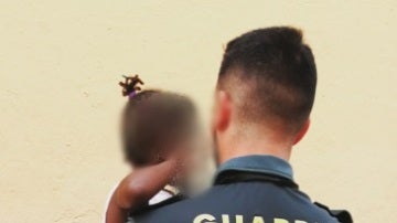La niña en brazos de un Guardia Civil