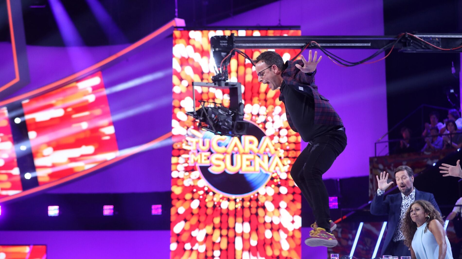 &Agrave;ngel Ll&agrave;cer demuestra ante todos con una acrobacia que no est&aacute; mayor