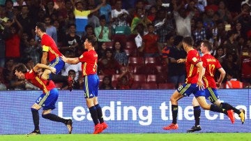 Los jugadores de la selección española Sub-17 celebran un gol