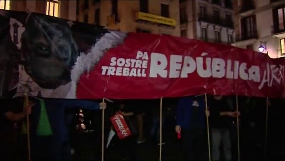 'Ni 155 ni elecciones. #Republica', reivindicación de la CUP en una manifestación en Barcelona