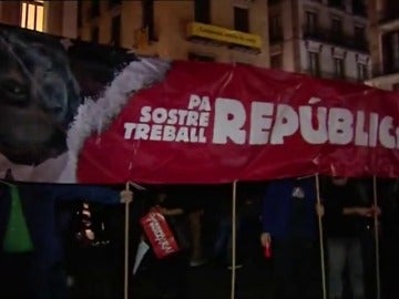 'Ni 155 ni elecciones. #Republica', reivindicación de la CUP en una manifestación en Barcelona