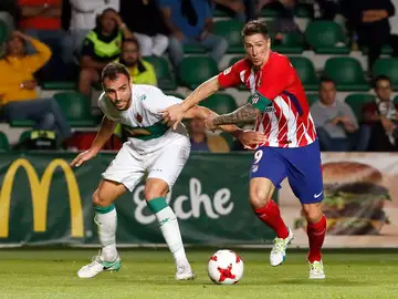 Fernando Torres pelea por un balón ante el Elche Fernando Torres pelea por un balón ante el Elche