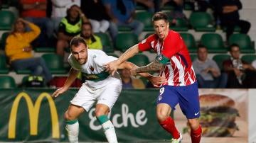 Fernando Torres pelea por un balón ante el Elche