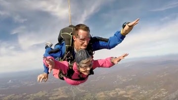 Celebra su 94 cumpleaños saltando en paracaídas