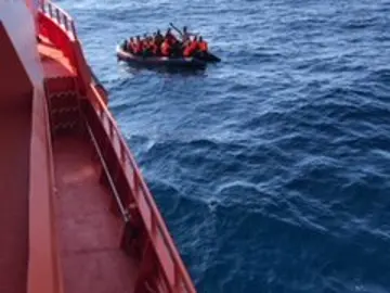 Llegan en buen estado a Motril 33 inmigrantes rescatados en Alborán Llegan en buen estado a Motril 33 inmigrantes rescatados en Alborán