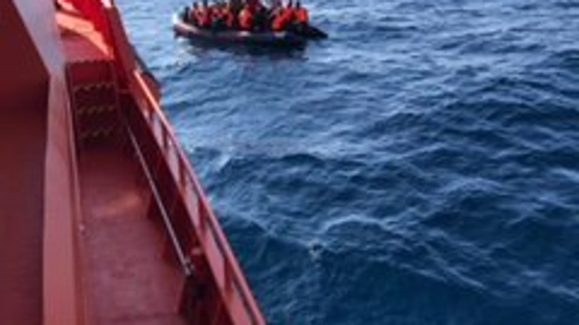 Llegan en buen estado a Motril 33 inmigrantes rescatados en Alborán Llegan en buen estado a Motril 33 inmigrantes rescatados en Alborán