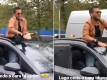 Dani Alves, cantando y bailando desde el techo solar de su coche Dani Alves, cantando y bailando desde el techo solar de su coche