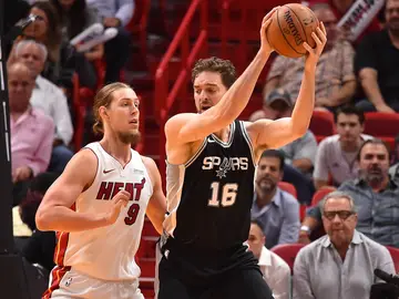 Pau Gasol postea ante Olynyk Pau Gasol postea ante Olynyk