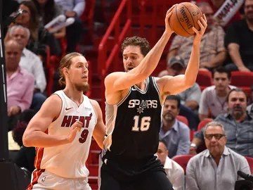 Pau Gasol postea ante Olynyk Pau Gasol postea ante Olynyk
