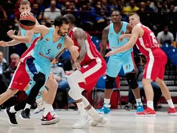 Pau Ribas intenta avanzar ante la defensa del Milán Pau Ribas intenta avanzar ante la defensa del Milán
