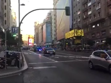 La Gran Vía, cortada al tráfico por un vehículo abandonado La Gran Vía, cortada al tráfico por un vehículo abandonado