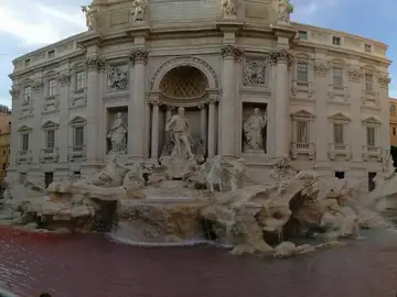 Detienen a un hombre por teñir de rojo el agua de la Fontana di Trevi de Roma Detienen a un hombre por teñir de rojo el agua de la Fontana di Trevi de Roma