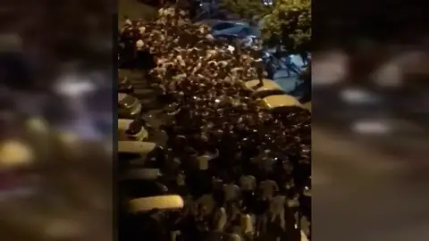 Vecinos y comerciantes en pie de guerra ante el botellón Vecinos y comerciantes en pie de guerra ante el botellón