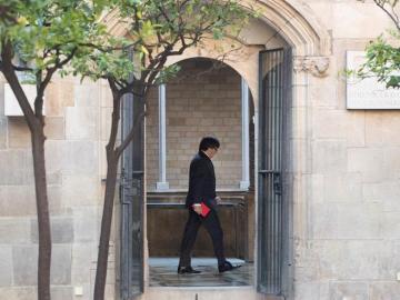El presidente de la Generalitat, Carles Puigdemont, se dirige a su despacho
