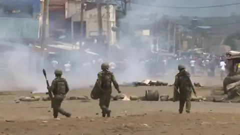 Policía y manifestantes se enfrentan durante el boicot electoral en Kenia Policía y manifestantes se enfrentan durante el boicot electoral en Kenia