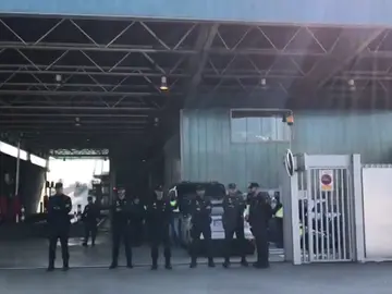 La Policía Nacional intenta impedir que los Mossos quemen documentos en una incineradora de Sant Adrià de Besòs La Policía Nacional intenta impedir que los Mossos quemen documentos en una incineradora de Sant Adrià de Besòs