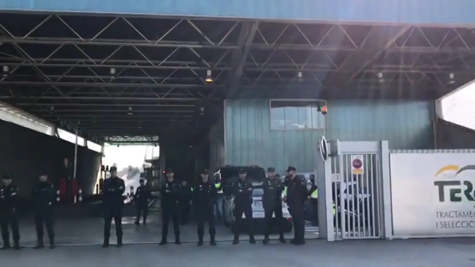 La Policía Nacional intenta impedir que los Mossos quemen documentos en una incineradora de Sant Adrià de Besòs La Policía Nacional intenta impedir que los Mossos quemen documentos en una incineradora de Sant Adrià de Besòs