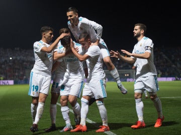 Los jugadores del Real Madrid celebran un gol