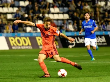 Canales pasa el balón en un partido con la Real Sociedad Canales pasa el balón en un partido con la Real Sociedad