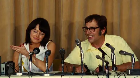 Emma Stone y Steve Carell en 'La batalla de los sexos' Emma Stone y Steve Carell en 'La batalla de los sexos'