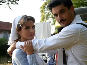 El rodaje del beso más esperado de ‘Tiempos de guerra’, el de Fidel y Julia El rodaje del beso más esperado de ‘Tiempos de guerra’, el de Fidel y Julia