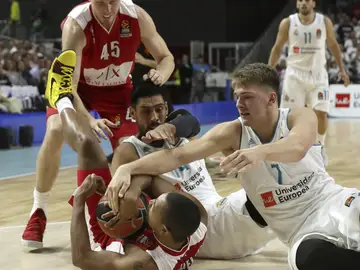 Luka Doncic pelea por el balón en un partido del Real Madrid Luka Doncic pelea por el balón en un partido del Real Madrid