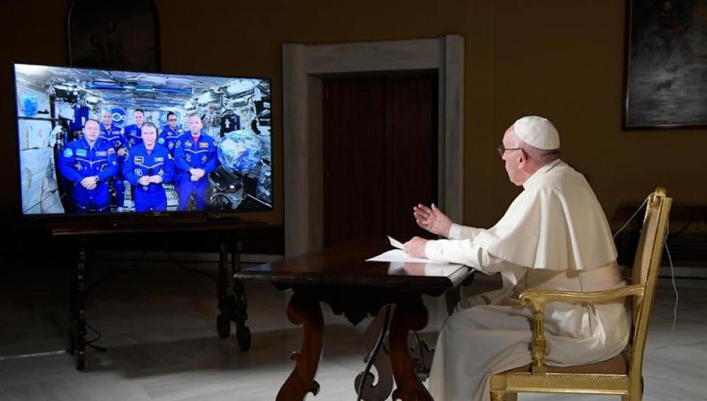 El Papa Francisco conversando con tripulantes de la EEI