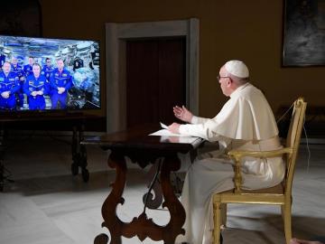 El Papa Francisco conversando con tripulantes de la EEI