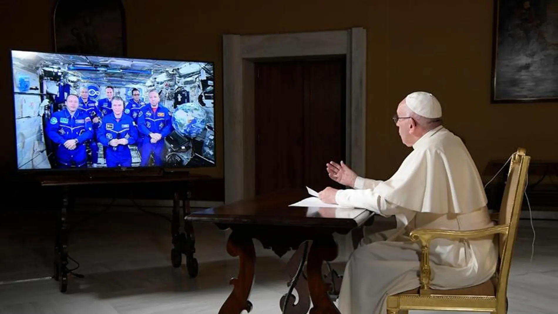 El Papa Francisco conversando con tripulantes de la EEI El Papa Francisco conversando con tripulantes de la EEI