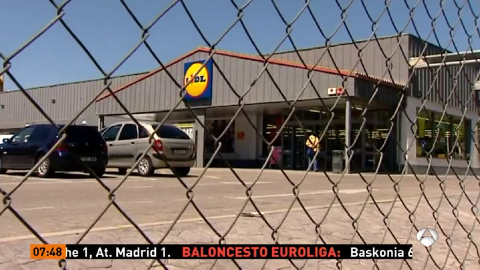 Despiden a un hombre por trabajar más horas de las debidas en un supermercado de Barcelona