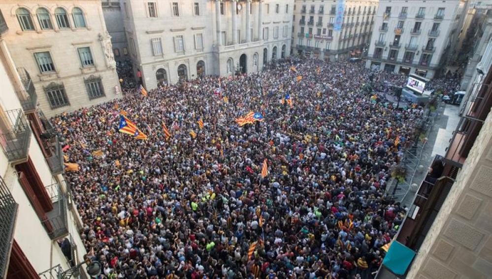 Concentraciones en la plaza de Sant Jaume, en Barcelona