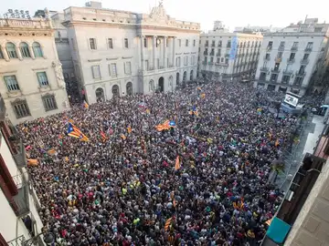 Concentraciones en la plaza de Sant Jaume, en Barcelona Concentraciones en la plaza de Sant Jaume, en Barcelona