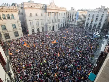 Concentraciones en la plaza de Sant Jaume, en Barcelona Concentraciones en la plaza de Sant Jaume, en Barcelona
