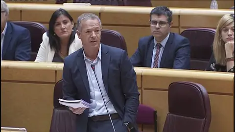 El PSOE retira la enmienda para frenar el 155 por el avance de JxSi hacia la república catalana El PSOE retira la enmienda para frenar el 155 por el avance de JxSi hacia la república catalana